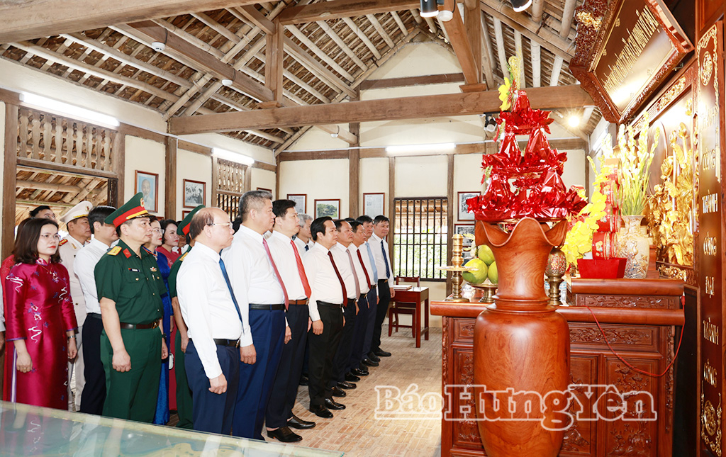 Các đồng chí lãnh đạo tỉnh dâng hương, dâng hoa tưởng niệm Chủ tịch Hồ Chí Minh, đồng chí Nguyễn Đức Cảnh, Tổng Bí thư Nguyễn Văn Linh, các Bà mẹ Việt Nam anh hùng và các anh hùng liệt sĩ