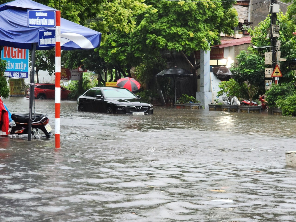 Nhiều tuyến đường ở thành phố Hưng Yên ngập úng cục bộ do mưa lớn