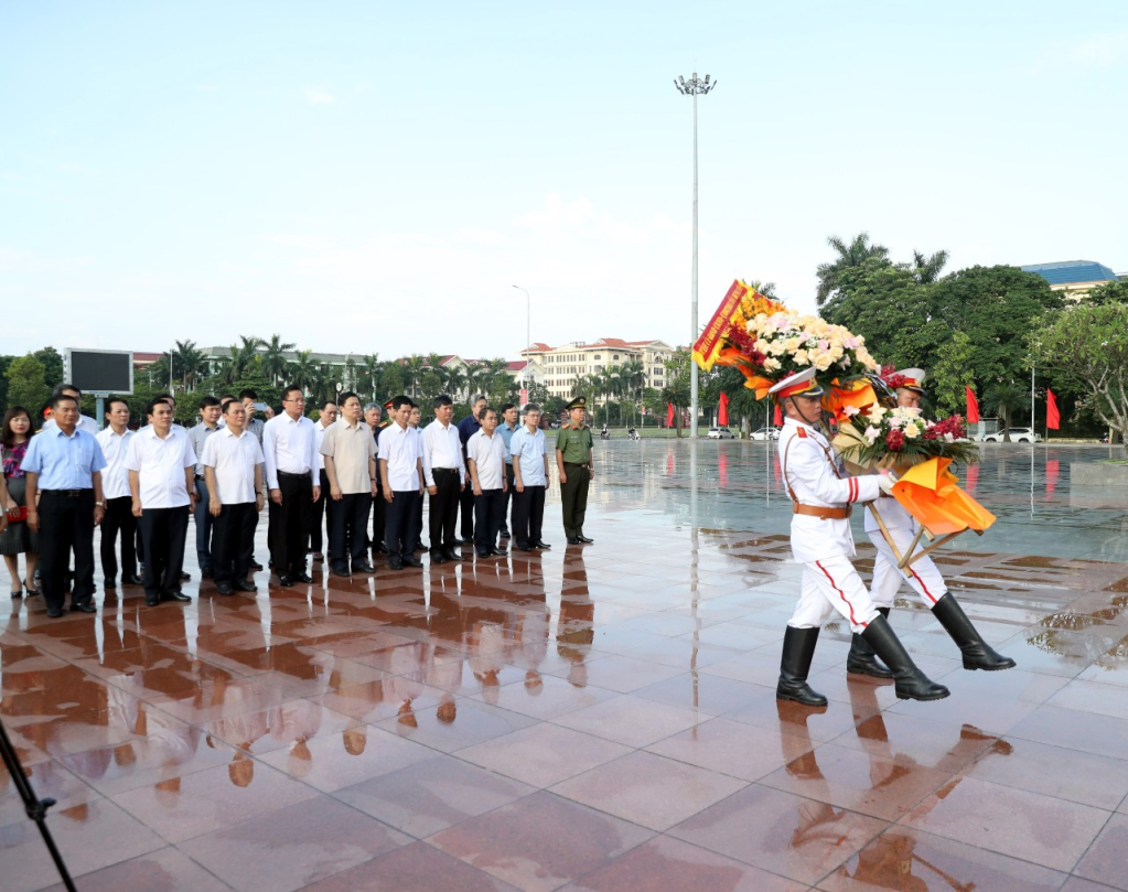 Dâng hoa tưởng nhớ Tổng Bí thư Nguyễn Văn Linh