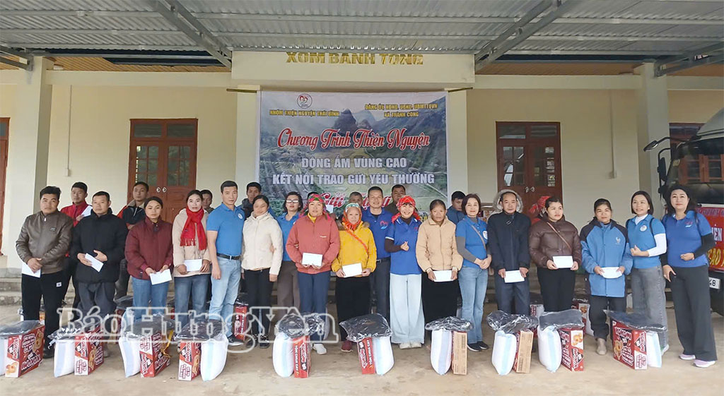 Nhóm thiện nguyện Thái Bình trao quà hỗ trợ người dân tỉnh Cao Bằng