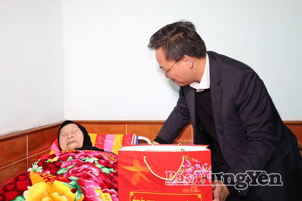 Đồng chí Bí thư Tỉnh ủy Nguyễn Hữu Nghĩa thăm, tặng quà Bà mẹ Việt Nam anh hùng và người lao động