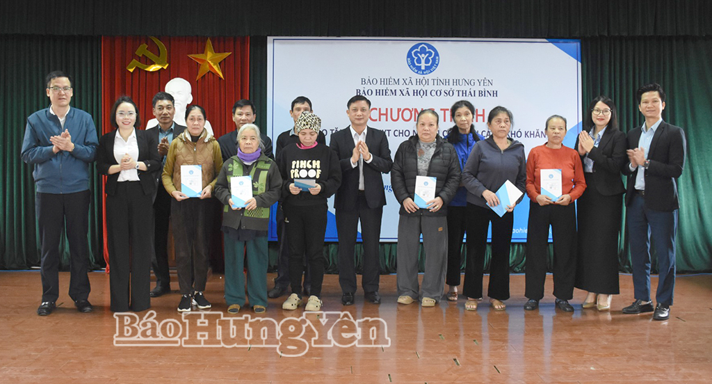 Trao tặng 90 thẻ BHYT cho người có hoàn cảnh khó khăn