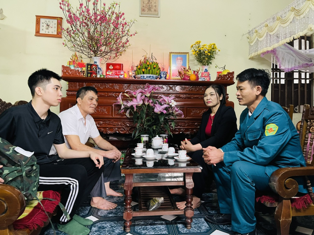 Văn Lâm: Quan tâm động viên công dân lên đường nhập ngũ