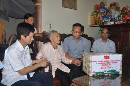 Bí thư Tỉnh ủy Nguyễn Hữu Nghĩa thăm, tặng quà người có công, gia đình liệt sĩ tại huyện Tiên Lữ
