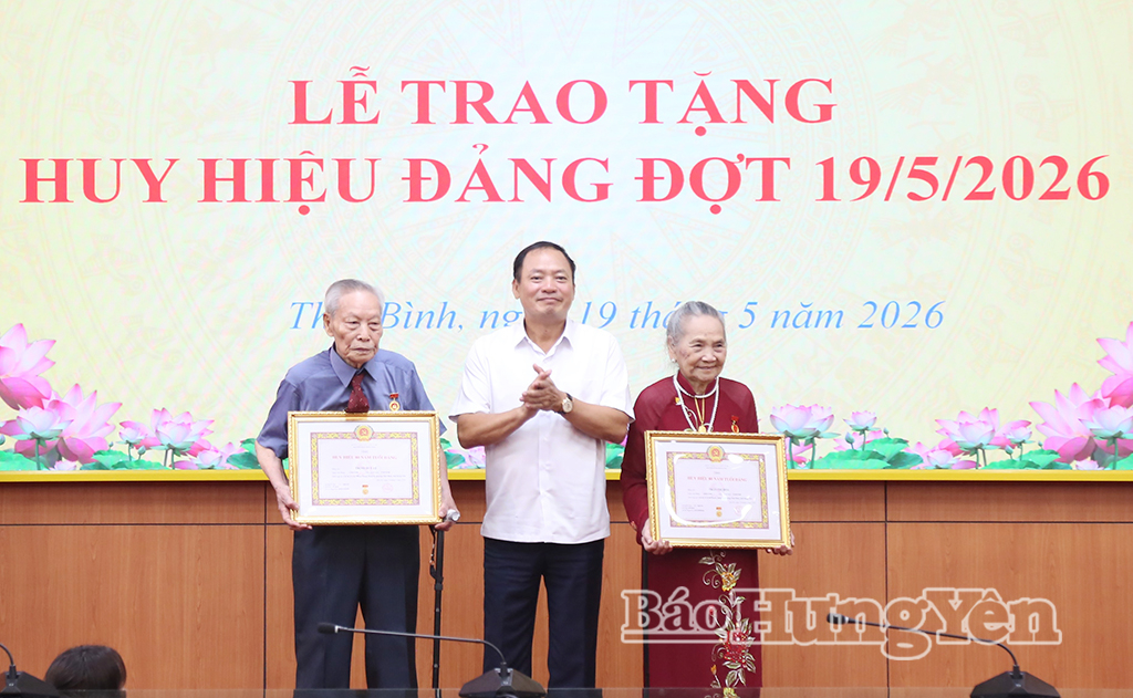 Đồng chí Trần Quốc Văn, Phó Bí thư Tỉnh ủy, Chủ tịch HĐND tỉnh trao Huy hiệu Đảng tặng các đảng viên cao tuổi Đảng