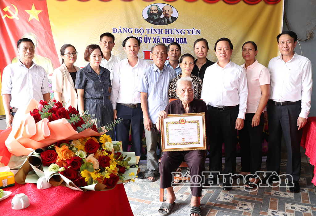 Đồng chí Phạm Quang Ngọc, Ủy viên Ban Chấp hành Trung ương Đảng, Bí thư Tỉnh ủy trao Huy hiệu Đảng và Bằng vinh danh người hoạt động cách mạng trước ngày 1/1/1945