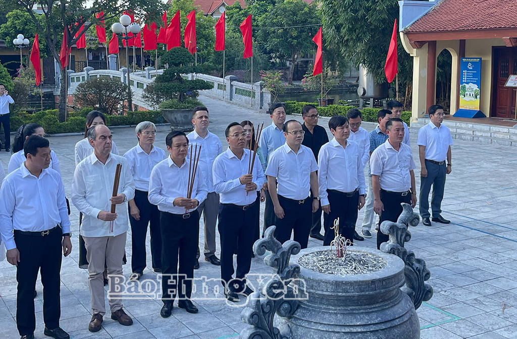 Đoàn đại biểu Đại sứ quán Cuba tại Việt Nam dâng hương tại Khu lưu niệm Tổng Bí thư Nguyễn Văn Linh và Nhà tưởng niệm Trung tướng Nguyễn Bình