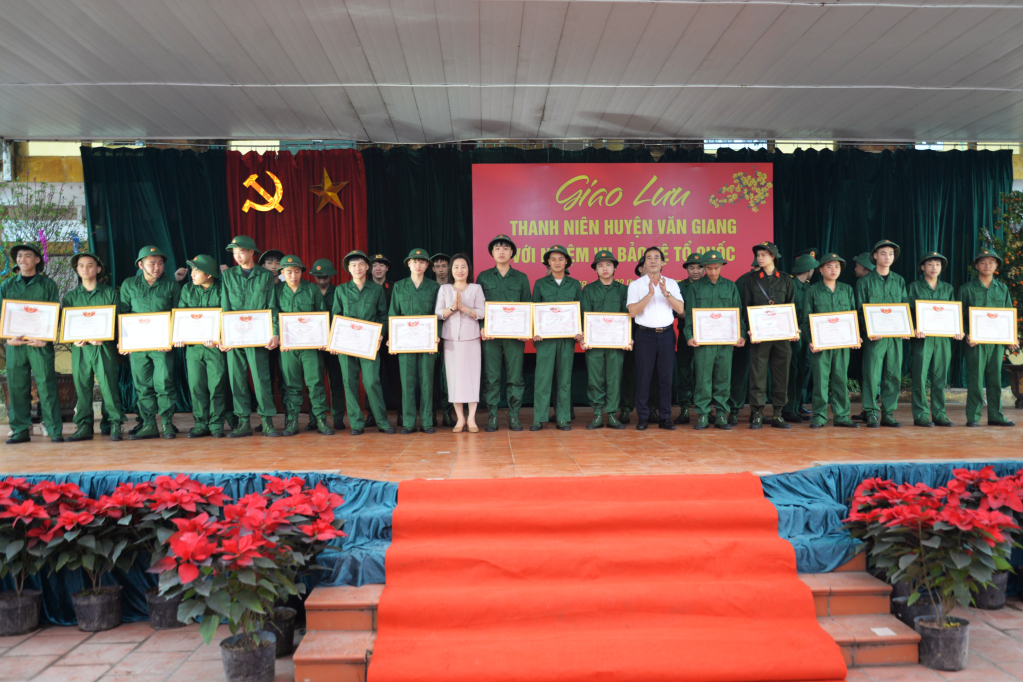 Giao lưu thanh niên huyện Văn Giang với nhiệm vụ bảo vệ Tổ quốc