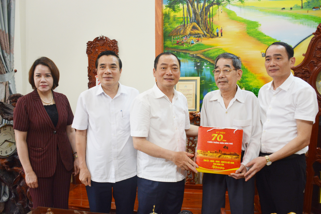 Đồng chí Phó Bí thư Tỉnh ủy, Chủ tịch UBND tỉnh Trần Quốc Văn thăm, tặng quà các gia đình chính sách, chiến sĩ Điện Biên Phủ
