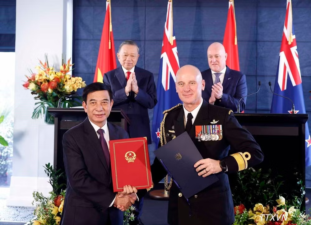 Tổng Bí thư, Chủ tịch nước Tô Lâm và Thủ tướng New Zealand gặp gỡ báo chí, chứng kiến trao văn kiện hợp tác