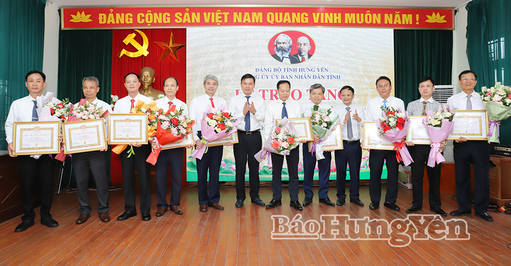 Đảng ủy UBND tỉnh trao Huy hiệu Đảng dịp 2/9/2026