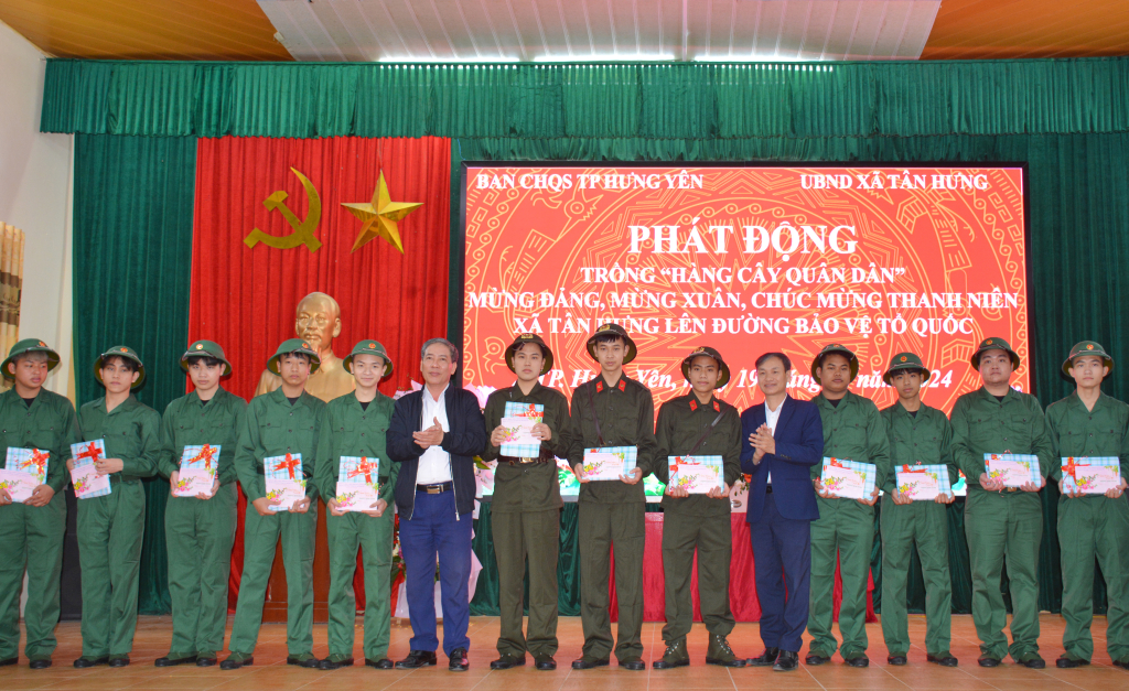 Ban Chỉ huy Quân sự thành phố Hưng Yên - UBND xã Tân Hưng: Gặp mặt, tặng quà thanh niên chuẩn bị nhập ngũ
