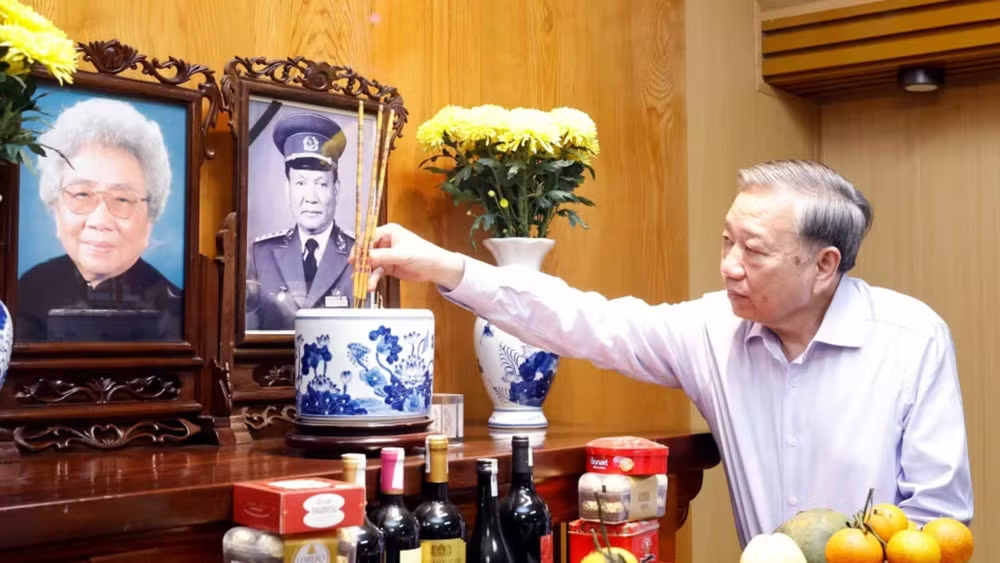 Tổng Bí thư, Chủ tịch nước Tô Lâm thắp hương tưởng niệm các đồng chí nguyên lãnh đạo Đảng, Nhà nước