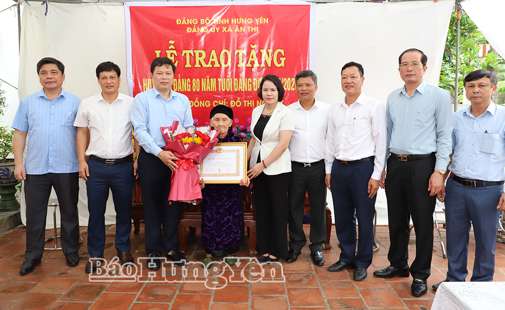 Đồng chí Trần Quốc Toản, Phó Bí thư Thường trực Tỉnh ủy, Chủ tịch Ủy ban MTTQ Việt Nam tỉnh trao Huy hiệu Đảng đợt 19/5