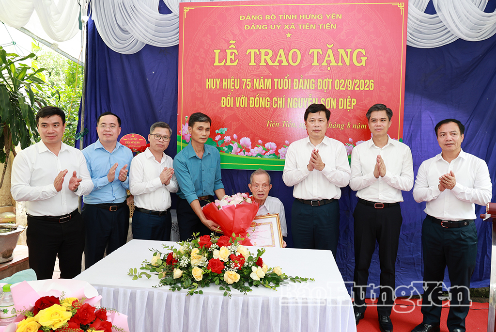 Đồng chí Trần Quốc Toản, Phó Bí thư Thường trực Tỉnh ủy, Chủ tịch Ủy ban MTTQ Việt Nam tỉnh trao tặng Huy hiệu Đảng, Bằng vinh danh người hoạt động cách mạng trước khởi nghĩa Tháng Tám