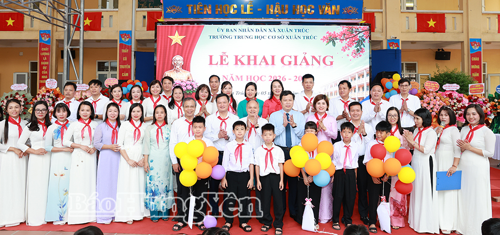Đồng chí Trần Quốc Toản, Phó Bí thư Thường trực Tỉnh ủy, Chủ tịch Ủy ban MTTQ Việt Nam tỉnh dự lễ khai giảng tại Trường THCS Xuân Trúc