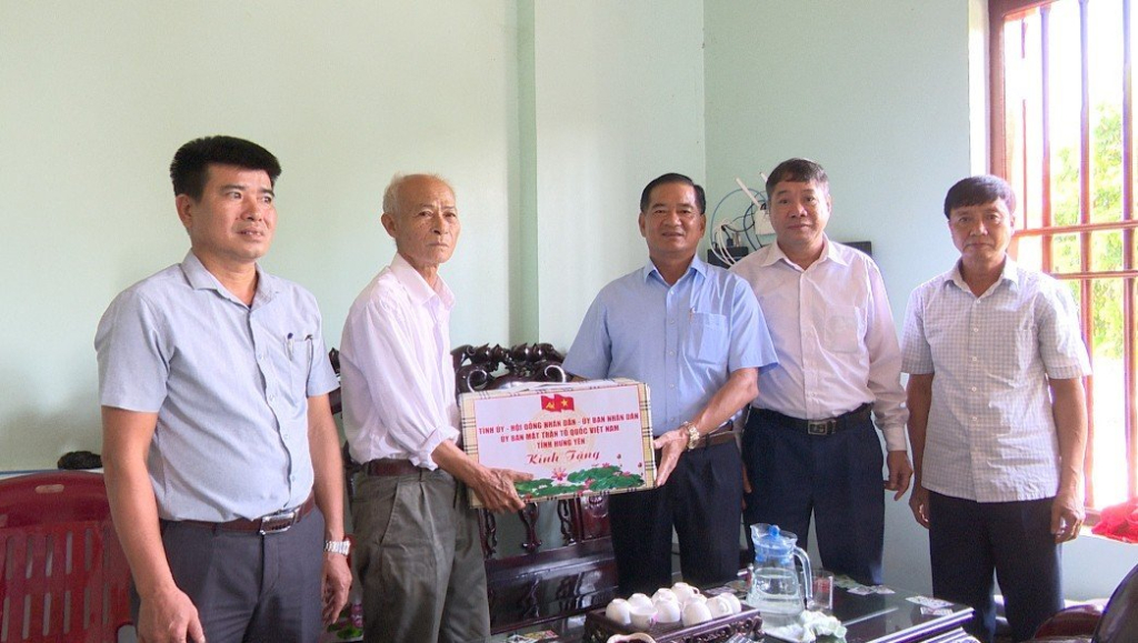 Trưởng Ban Nội chính Tỉnh ủy Đặng Ngọc Quỳnh thăm, tặng quà người có công, gia đình chính sách huyện Phù Cừ