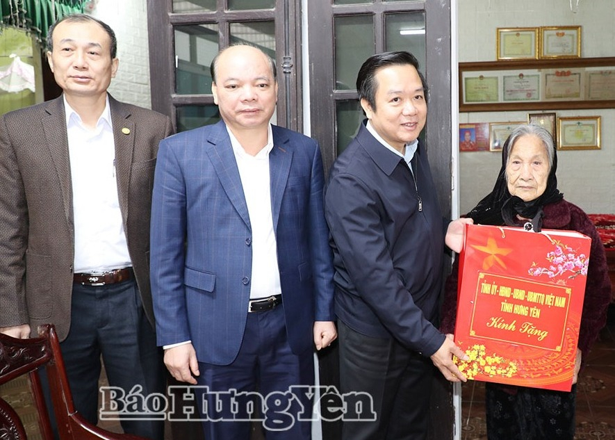 Đồng chí Chủ tịch UBND tỉnh Phạm Quang Ngọc trao quà Tết tặng người có công với cách mạng
