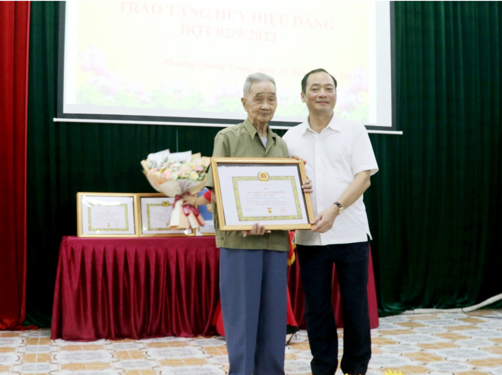 Đồng chí Trần Quốc Văn, Phó Bí thư Tỉnh uỷ, Chủ tịch UBND tỉnh trao Huy hiệu 75 năm tuổi Đảng tặng đảng viên tại thành phố Hưng Yên