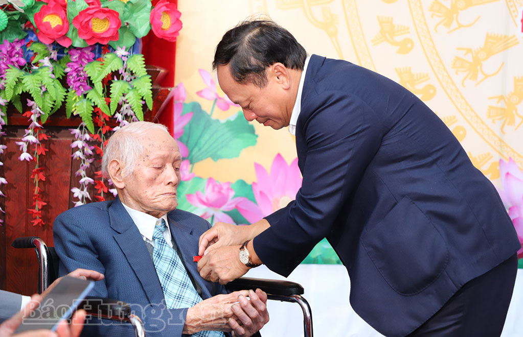 Đồng chí Chủ tịch HĐND tỉnh Trần Quốc Văn trao Huy hiệu 80 năm tuổi Đảng