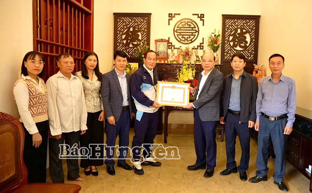 Đồng chí Phó Chủ tịch HĐND tỉnh Đặng Thanh Giang trao Huy hiệu 70 năm tuổi Đảng tại xã Triệu Việt Vương