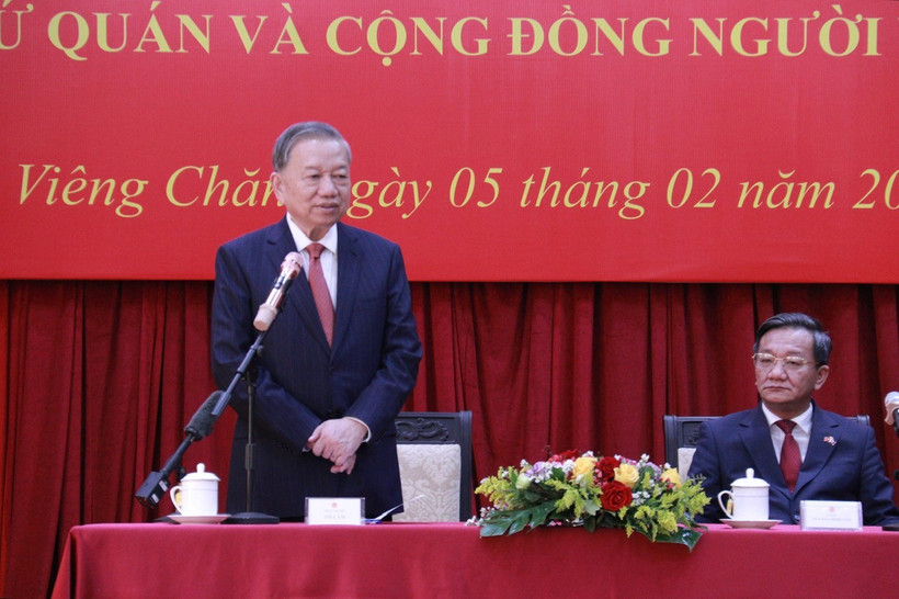 Tổng Bí thư Tô Lâm gặp gỡ cán bộ Đại sứ quán và cộng đồng người Việt Nam tại Lào