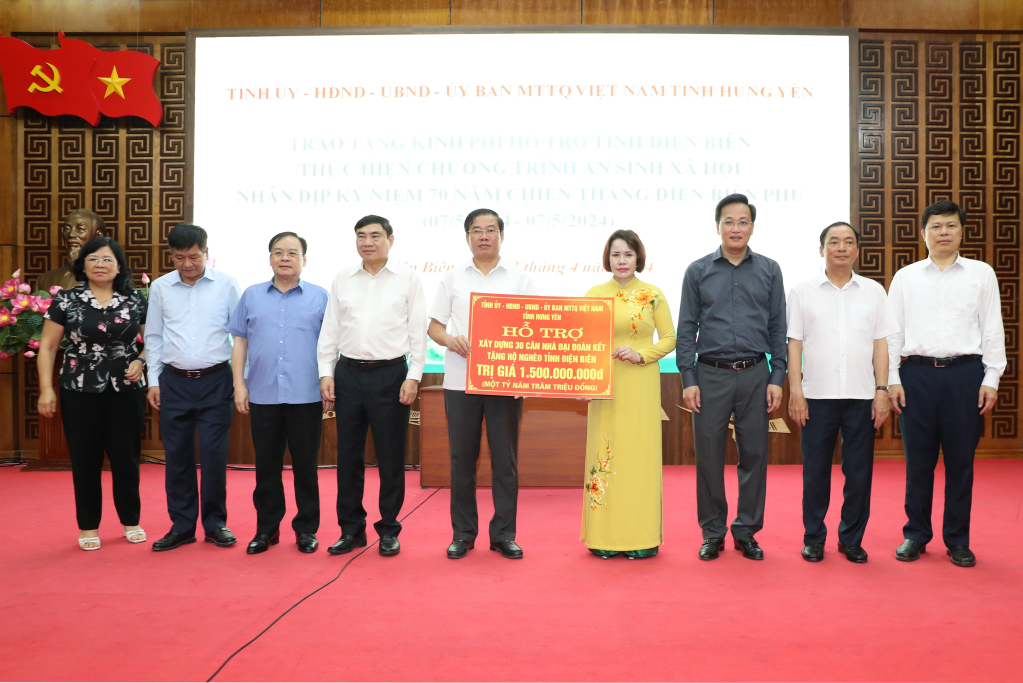 Trao tặng kinh phí hỗ trợ tỉnh Điện Biên thực hiện chương trình an sinh xã hội
