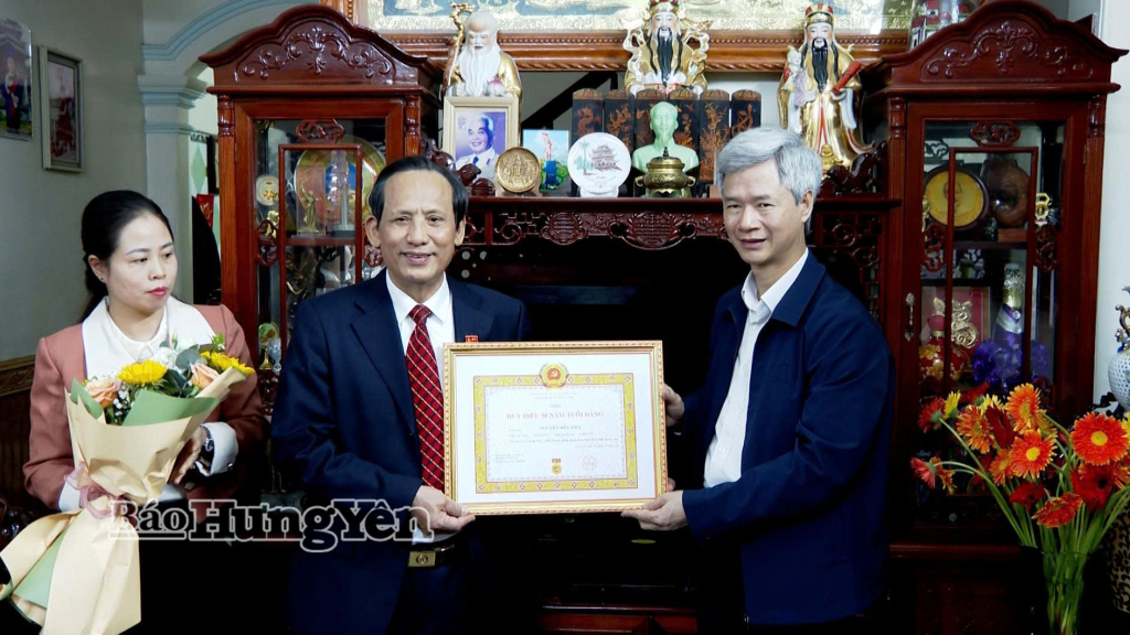 Đồng chí Trưởng đoàn Đại biểu Quốc hội tỉnh, Giám đốc Sở Nội vụ trao Huy hiệu cho đảng viên cao tuổi đảng