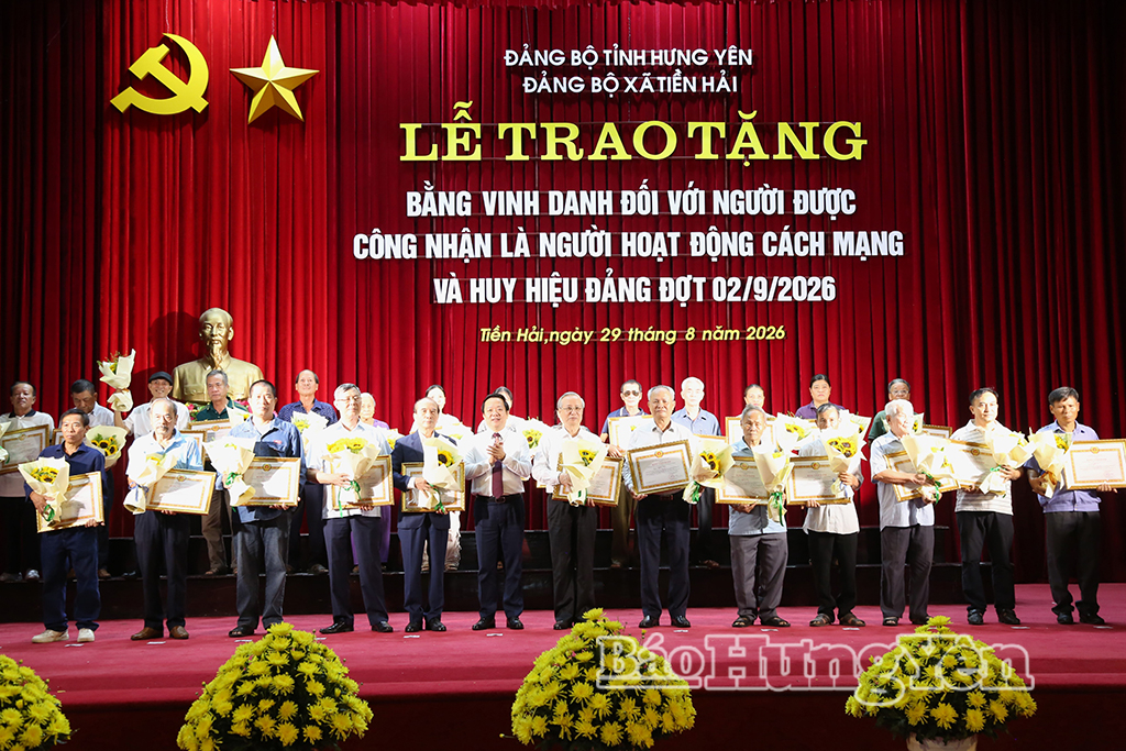 Các đồng chí: Trần Quốc Vượng, nguyên Ủy viên Bộ Chính trị, nguyên Thường trực Ban Bí thư; Phạm Quang Ngọc, Ủy viên Ban Chấp hành Trung ương Đảng, Bí thư Tỉnh ủy trao Huy hiệu Đảng và Bằng vinh danh n