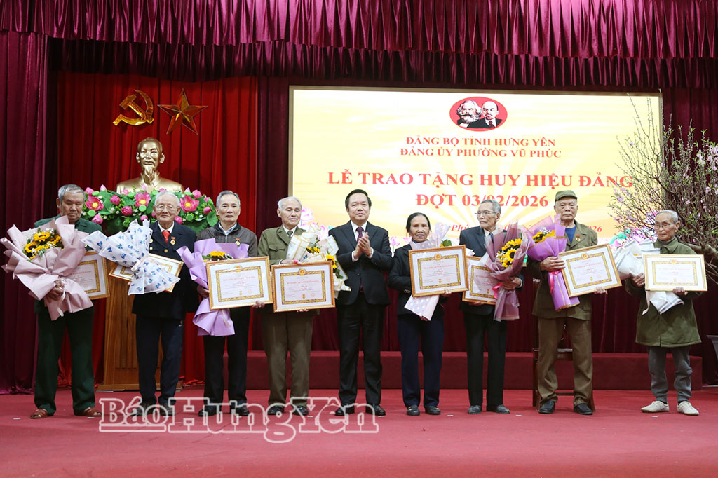 Đồng chí Chủ tịch UBND tỉnh Phạm Quang Ngọc trao Huy hiệu Đảng và tặng quà Tết tại phường Vũ Phúc