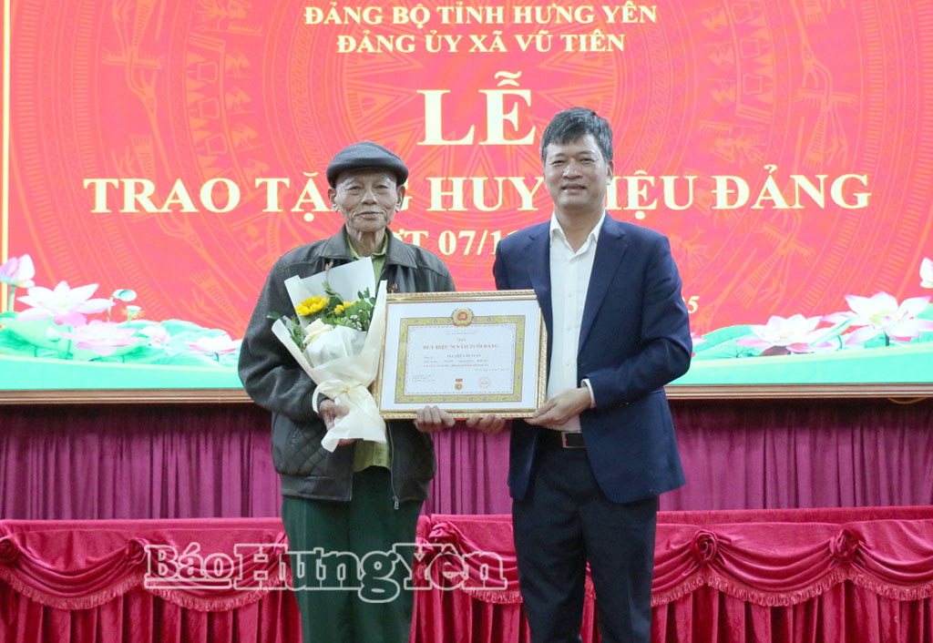 Trao Huy hiệu Đảng tặng các đảng viên