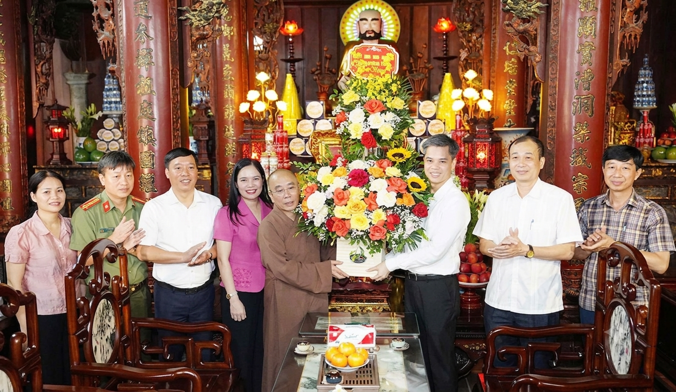 Đồng chí Trưởng ban Tuyên giáo và Dân vận Tỉnh ủy thăm, chúc mừng chức sắc Phật giáo chùa Pháp Điện, xã Như Quỳnh nhân dịp Đại lễ Phật đản Phật lịch 2570 - dương lịch 2026