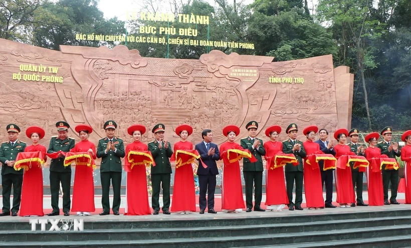 Khánh thành bức phù điêu 'Bác Hồ nói chuyện với Đại đoàn quân Tiên Phong'