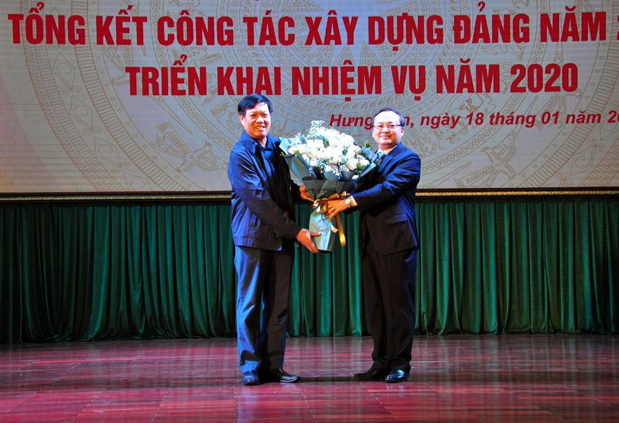 Description: Đồng chí Bí thư Tỉnh ủy Đỗ Tiến Sỹ tặng hoa chia tay đồng chí&nbsp; Đỗ Xuân Tuyên