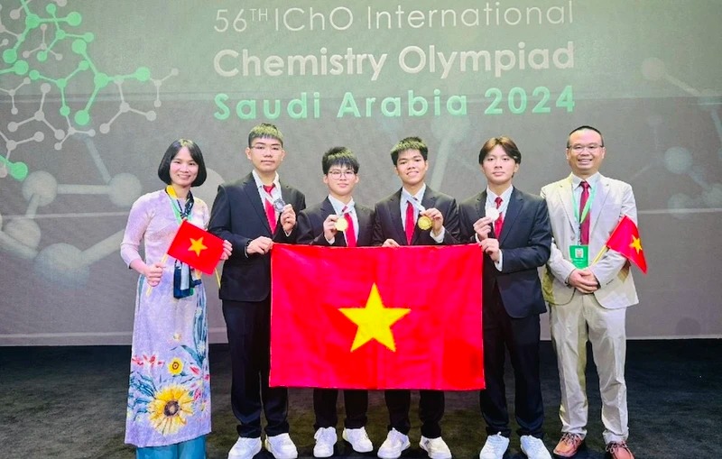 Học sinh Việt Nam đạt 4 Huy chương Vàng và Bạc Olympic Hóa học quốc tế