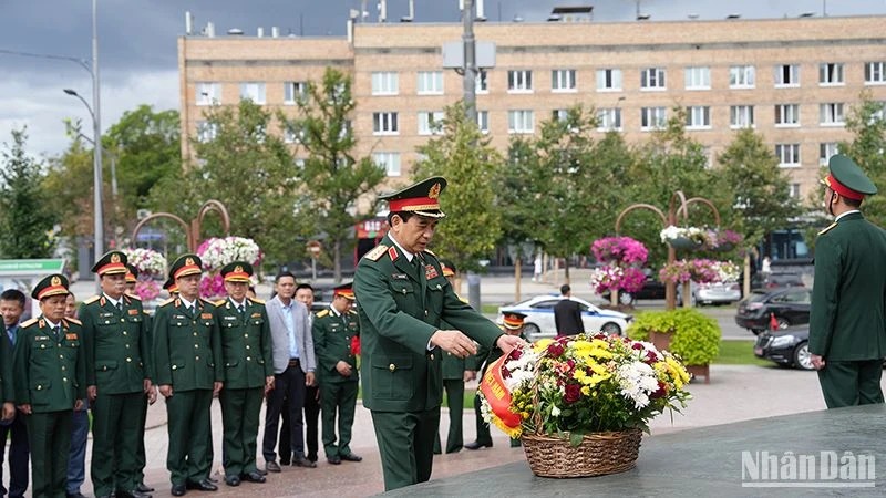 Đại tướng Phan Văn Giang dâng hoa tại Tượng đài Chủ tịch Hồ Chí Minh ở thủ đô Moskva, Liên bang Nga