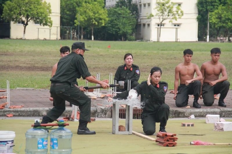 Đoàn đại biểu cán bộ quy hoạch Ủy viên Trung ương Đảng khóa XIV tham quan thực tế tại Bộ Tư lệnh Cảnh sát cơ động