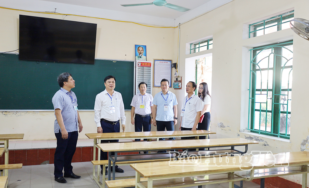 Đồng chí Phạm Văn Nghiêm, Phó Chủ tịch UBND tỉnh kiểm tra công tác chuẩn bị thi tốt nghiệp THPT năm 2026