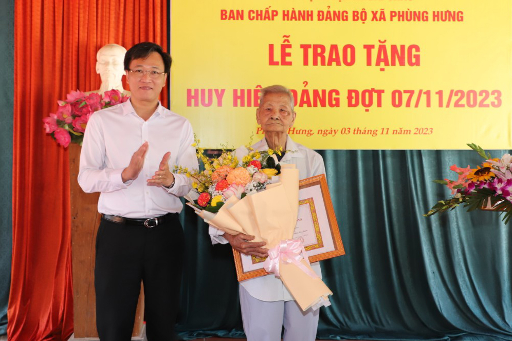 Đồng chí Bí thư Tỉnh ủy Nguyễn Hữu Nghĩa trao Huy hiệu 75 năm tuổi Đảng đợt 7/11/2023 tặng đảng viên ở 2 huyện: Ân Thi và  Khoái Châu