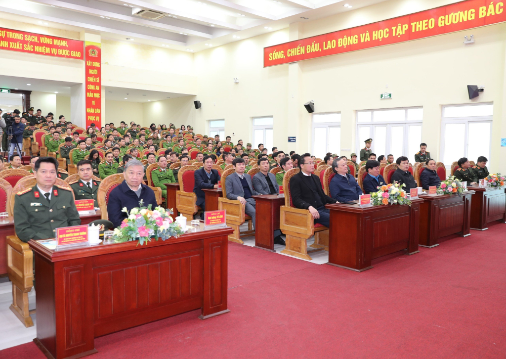 Đại tướng Tô Lâm, Ủy viên Bộ Chính trị, Bộ trưởng Bộ Công an thăm, tặng quà Tết Công an tỉnh và Bộ CHQS tỉnh