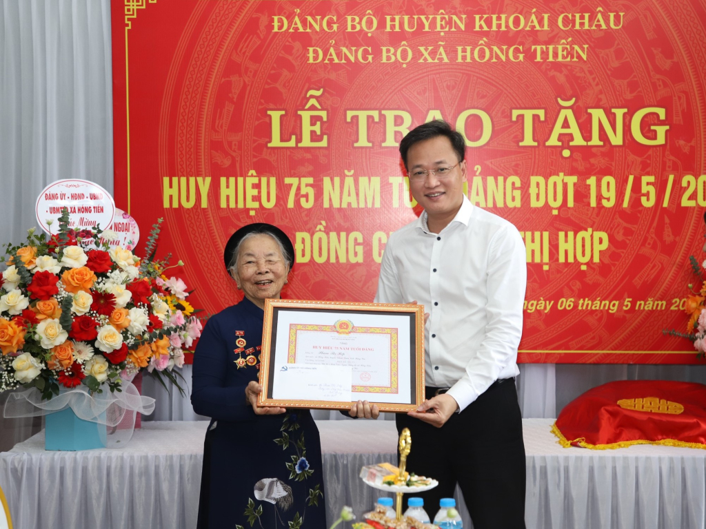 Đồng chí Bí thư Tỉnh ủy Nguyễn Hữu Nghĩa trao Huy hiệu 75 năm tuổi Đảng đợt 19/5/2024 ở huyện Khoái Châu