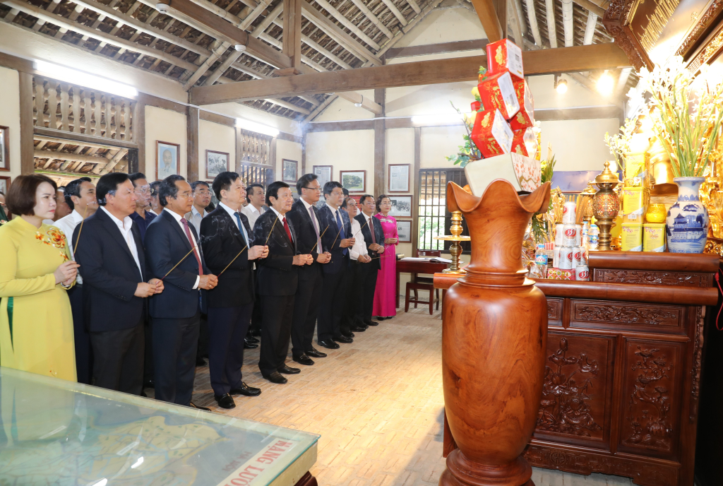 Nguyên Chủ tịch nước Trương Tấn Sang và các đại biểu dâng hương, dâng hoa tưởng nhớ Chủ tịch Hồ Chí Minh, Tổng Bí thư Nguyễn Văn Linh