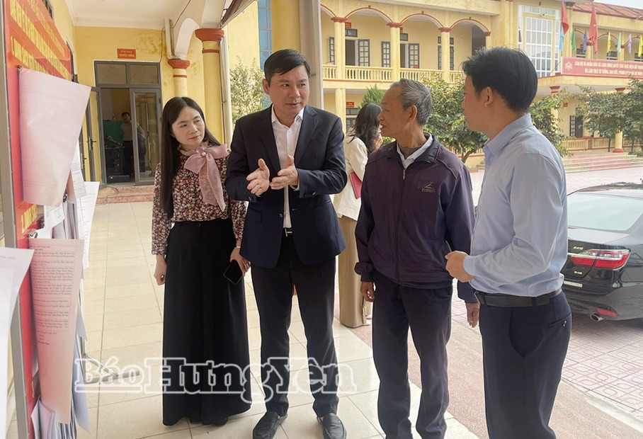 Đồng chí Phó Chủ tịch Thường trực UBND tỉnh kiểm tra công tác bầu cử tại một số địa phương