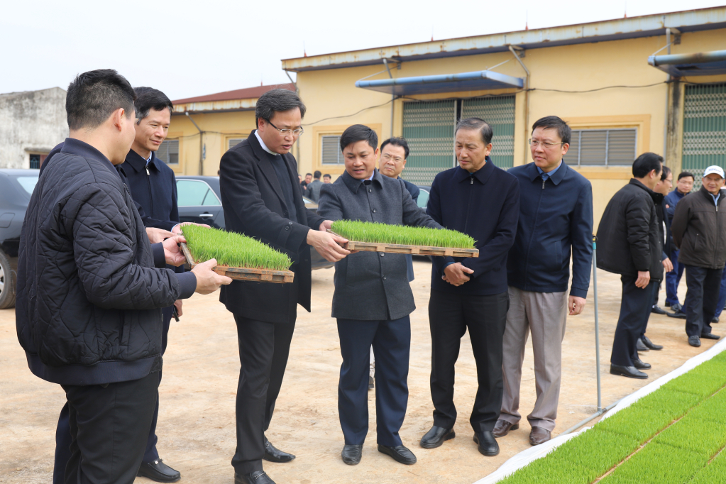 Đồng chí Bí thư Tỉnh ủy Nguyễn Hữu Nghĩa kiểm tra, động viên công tác lấy nước đổ ải sản xuất vụ Xuân năm 2024