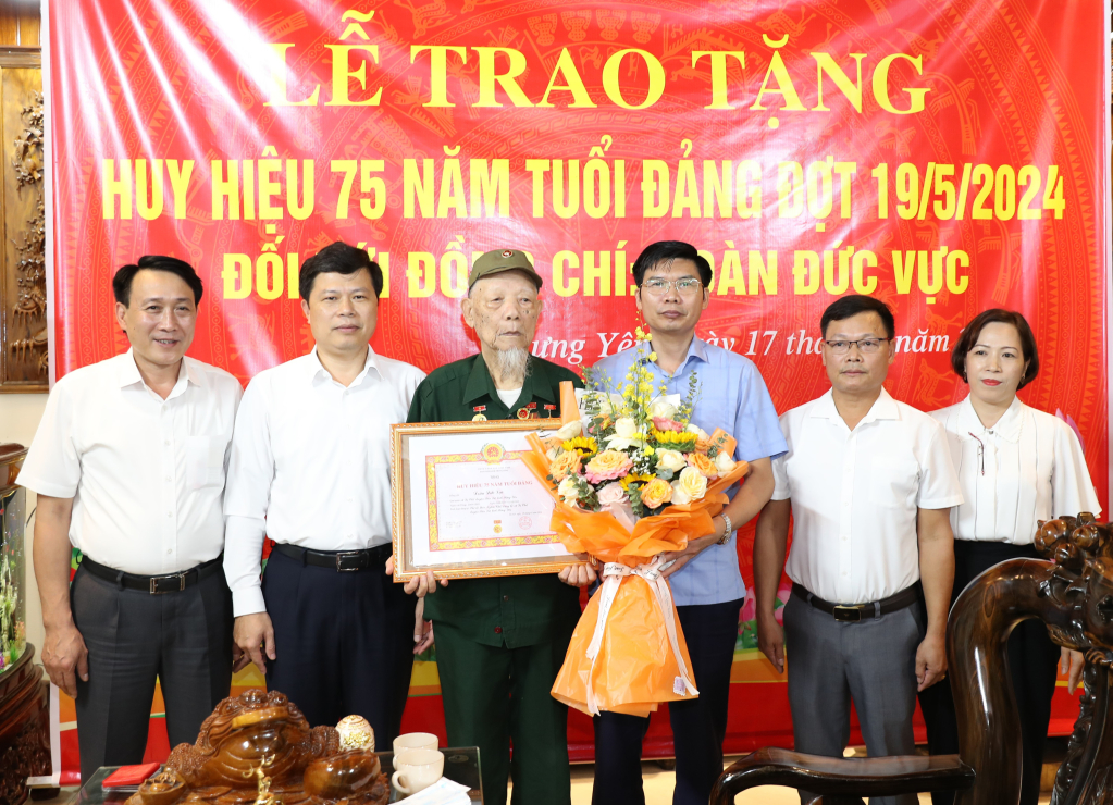 Đồng chí Phó Bí thư Thường trực Tỉnh ủy, Chủ tịch HĐND tỉnh Trần Quốc Toản trao Huy hiệu 75 năm tuổi Đảng đợt 19/5/2024 tại huyện Tiên Lữ