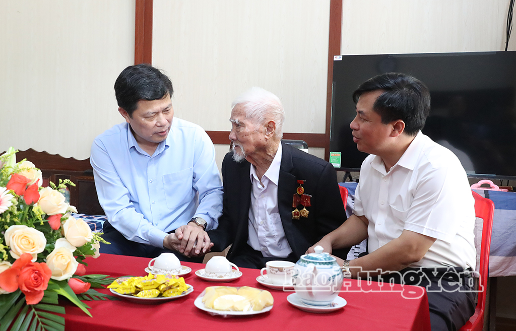Đồng chí Trần Quốc Toản, Phó Bí thư Thường trực Tỉnh ủy, Chủ tịch Ủy ban MTTQ Việt Nam tỉnh trao Bằng vinh danh người hoạt động cách mạng trước khởi nghĩa Tháng Tám 