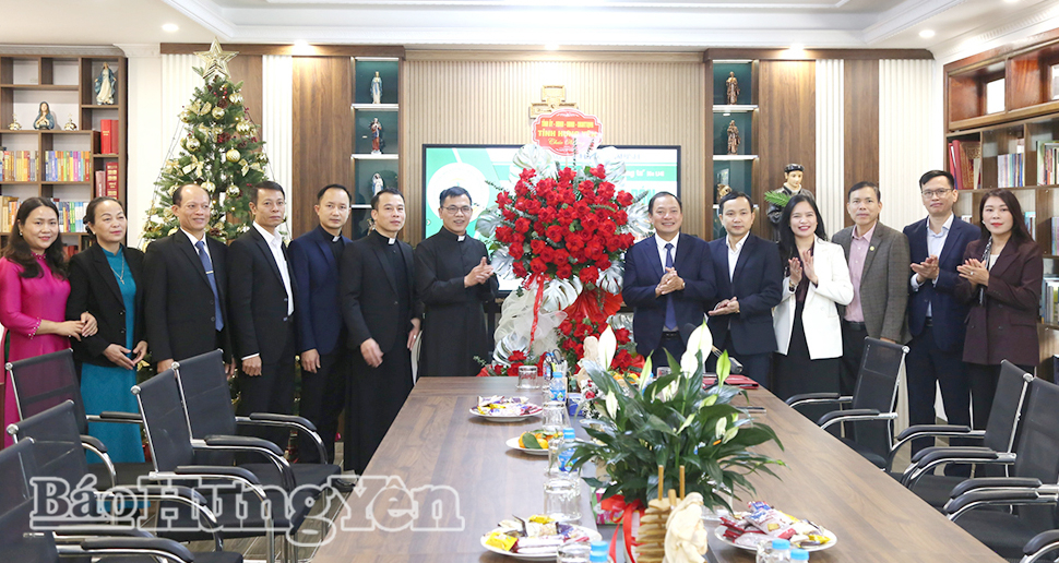 Đồng chí Chủ tịch HĐND tỉnh Trần Quốc Văn thăm, chúc mừng giáo xứ Chính tòa Thái Bình nhân dịp lễ Giáng sinh