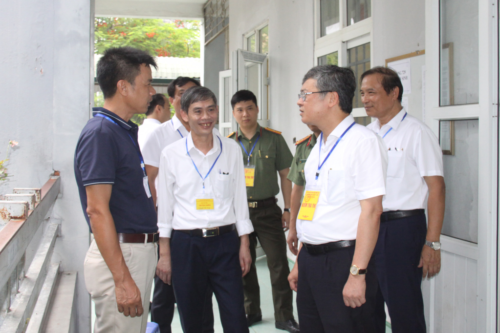 Đồng chí Nguyễn Duy Hưng, Phó Chủ tịch UBND tỉnh kiểm tra công tác tổ chức coi thi kỳ thi tuyển sinh lớp 10 THPT năm học 2024-2025