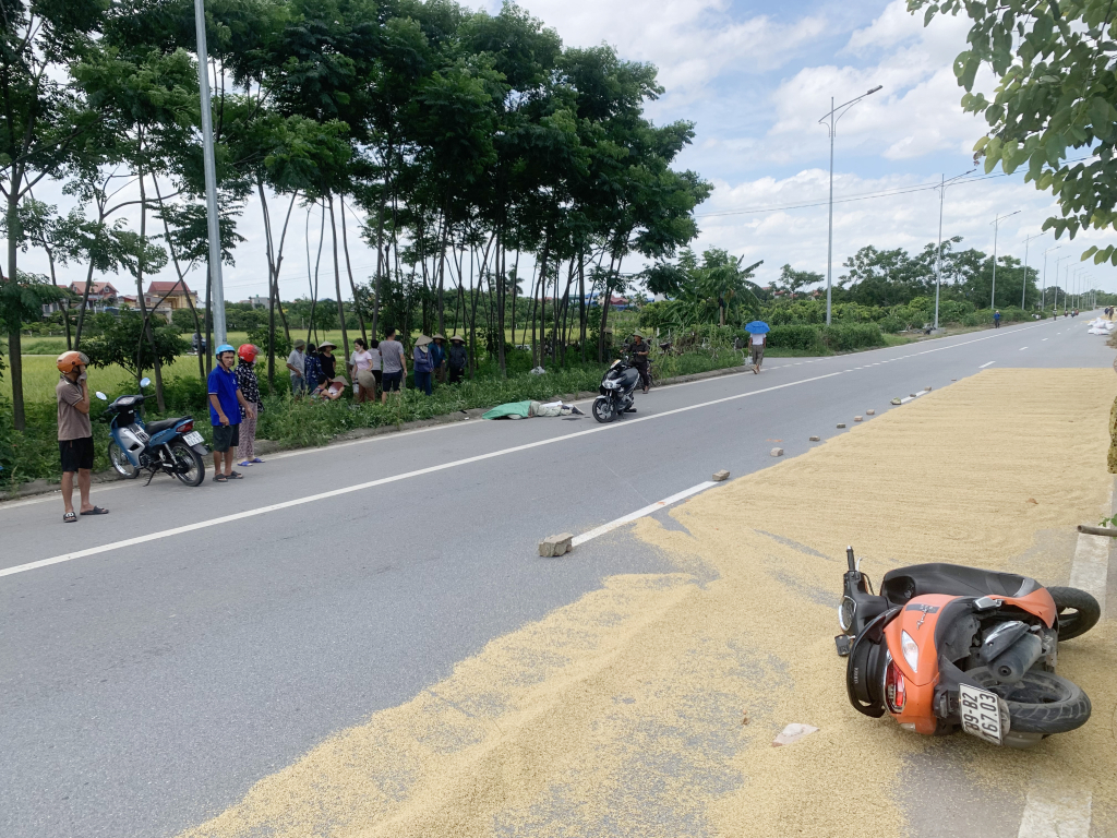 Va chạm xe trên đường phơi thóc làm 2 người bị thương