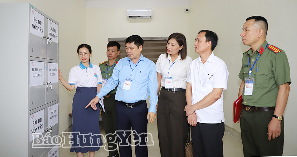 Đồng chí Phạm Văn Nghiêm, Phó Chủ tịch UBND tỉnh kiểm tra công tác chuẩn bị thi tốt nghiệp THPT 